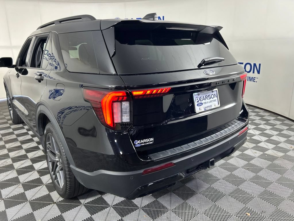 Used 2025 Ford Explorer ST-Line w/ ST-Line Street Pack AWD/4WD image 7