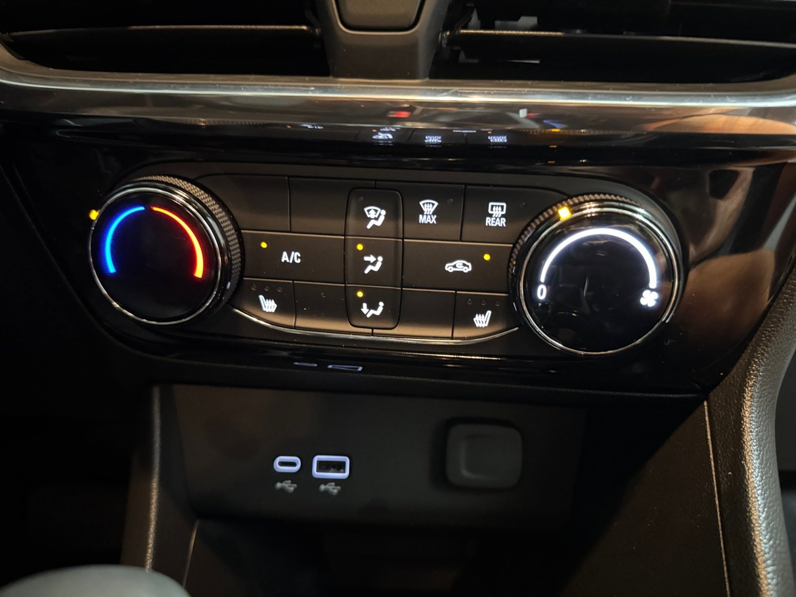 Used 2025 Buick Encore GX Sport Touring w/ Comfort Package image 17