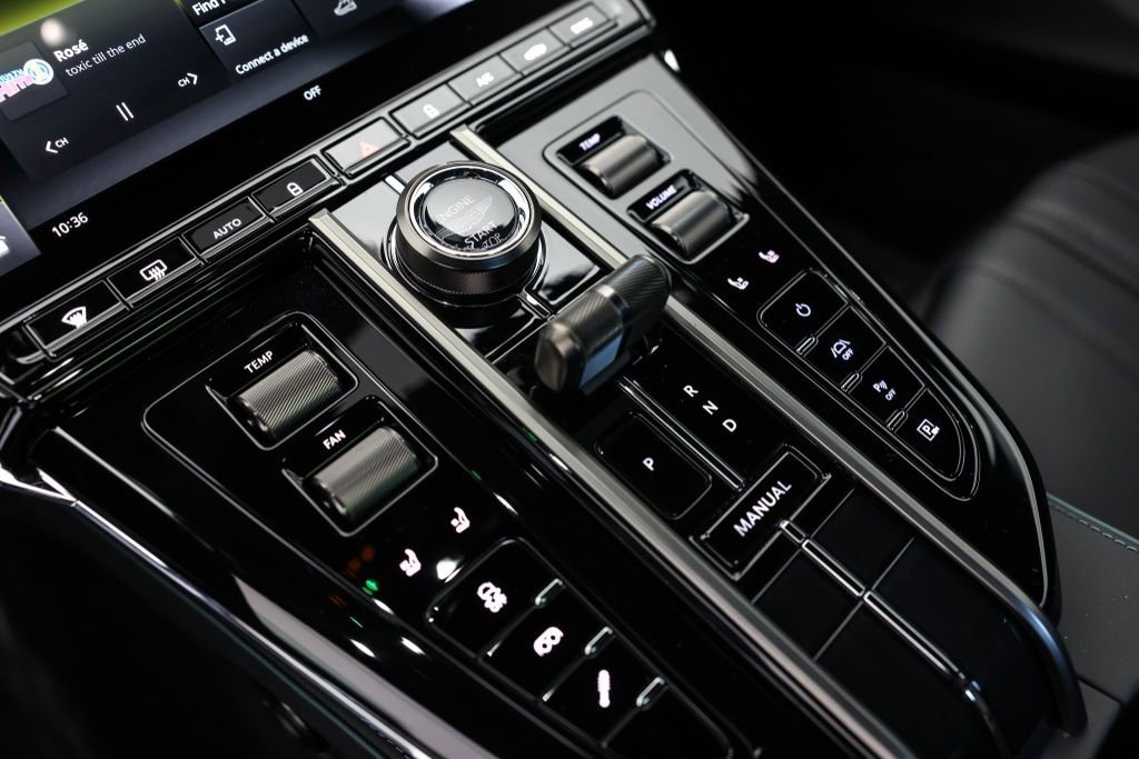 Used 2025 Aston Martin V8 Vantage Coupe image 28