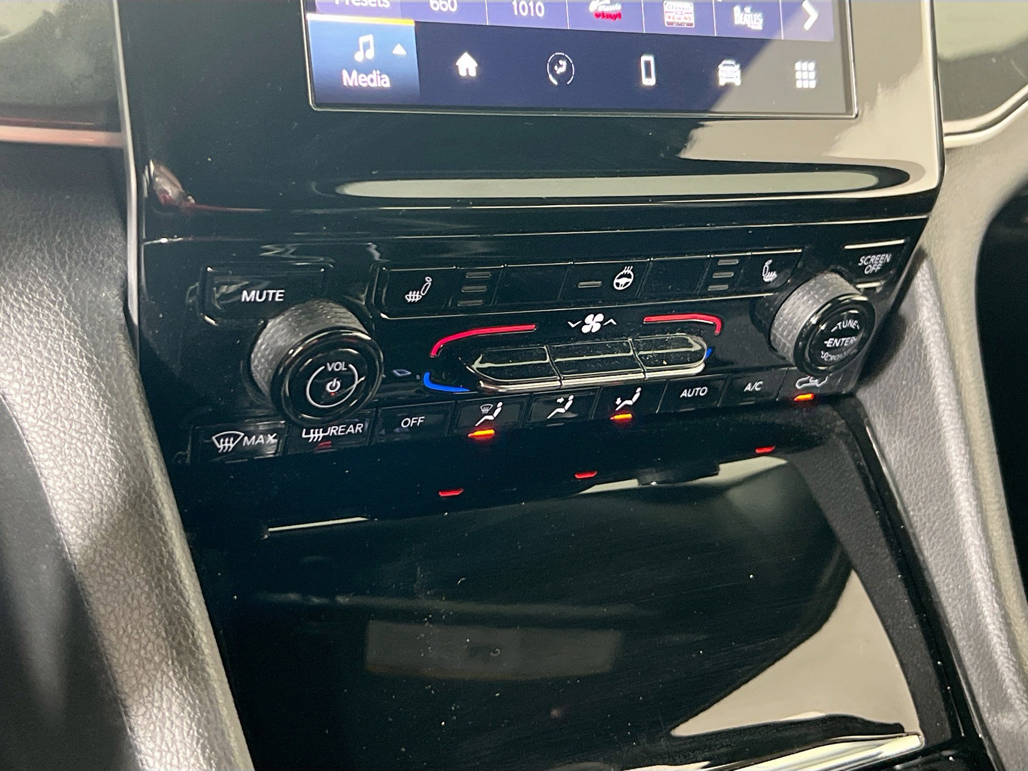 Used 2023 Jeep Grand Cherokee Altitude image 15