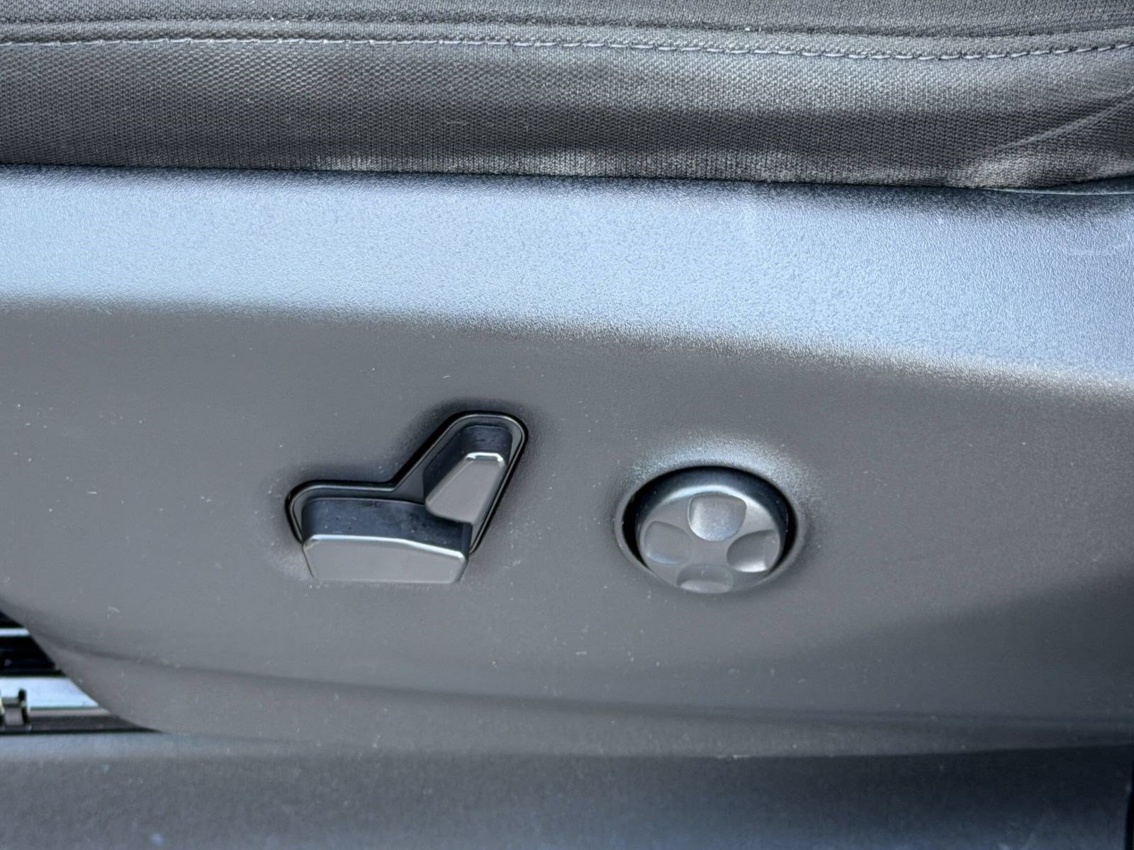 Used 2023 Chrysler Voyager LX FWD image 16