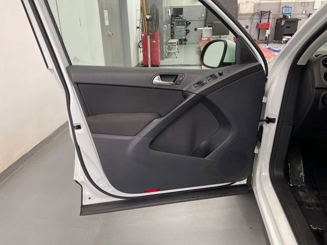Used 2018 Volkswagen Tiguan Limited w/ Premium Package image 25