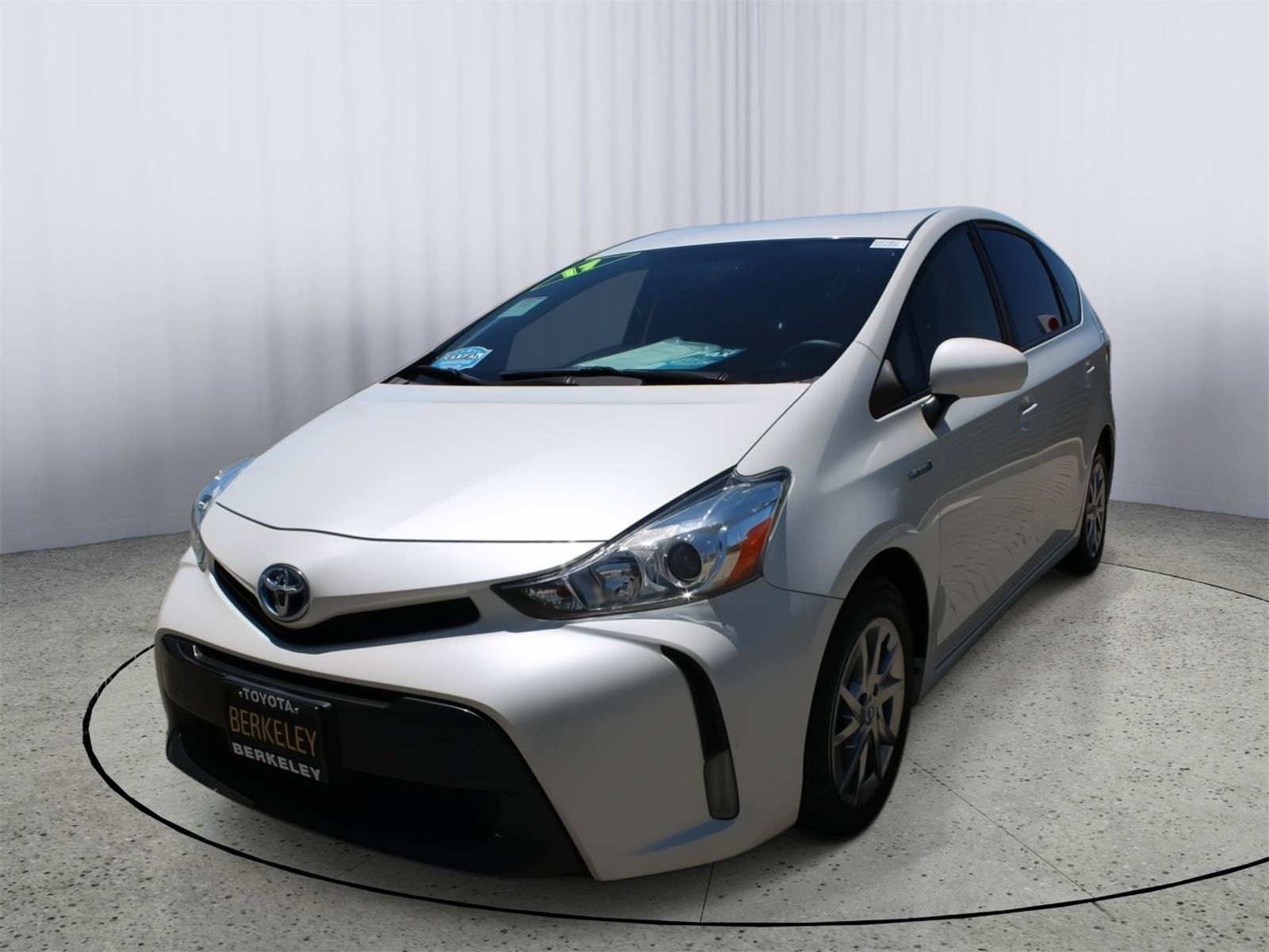 Used 2017 Toyota Prius V Three FWD image 4