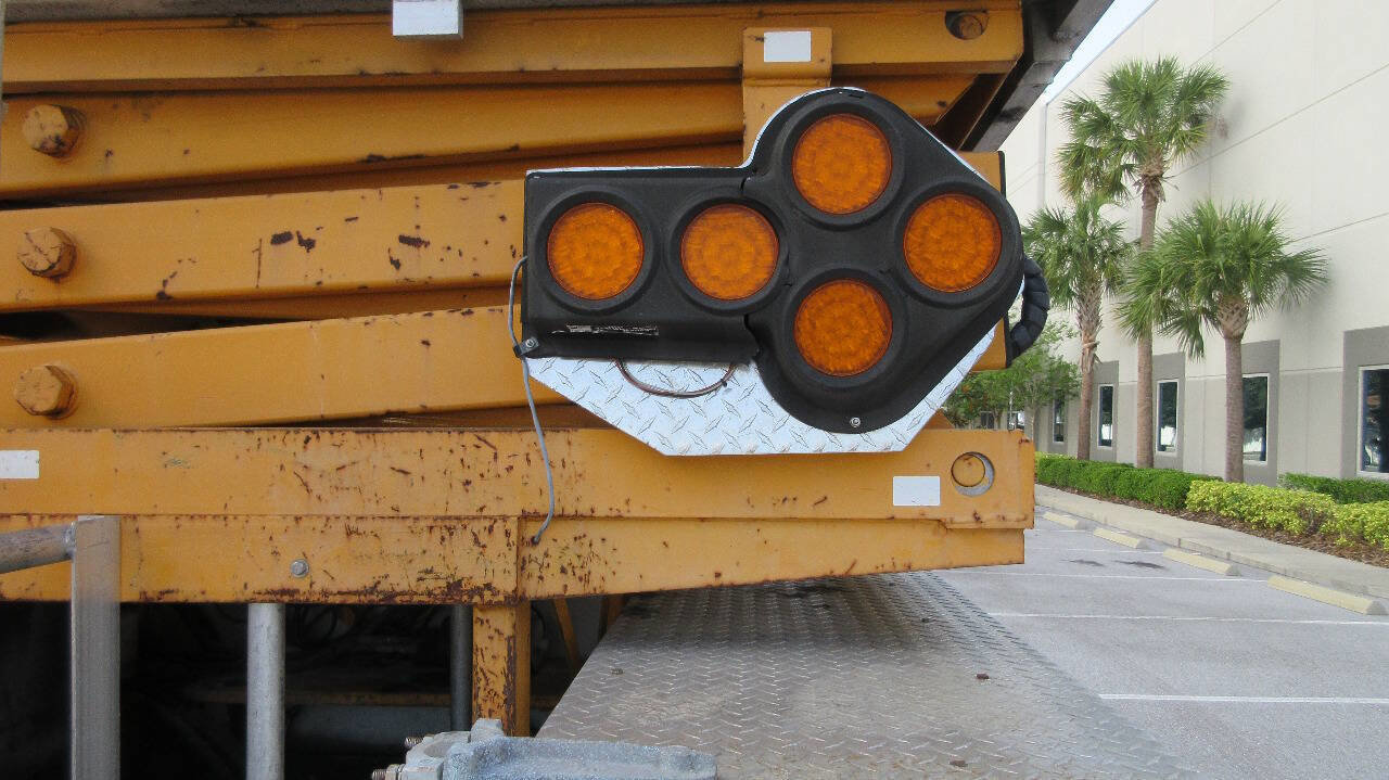 Used 2007 Ford F550 2WD Regular Cab Super Duty image 21