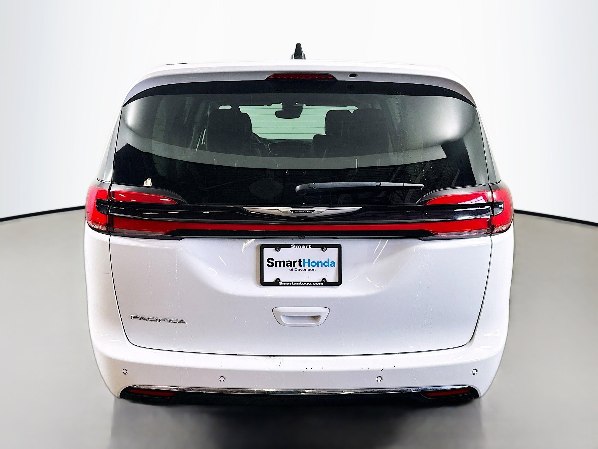 Used 2023 Chrysler Pacifica Touring-L image 6