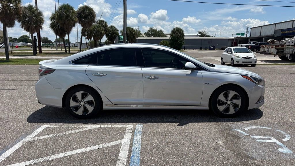 Used 2016 Hyundai Sonata Limited w/ Option Group 02 FWD image 2