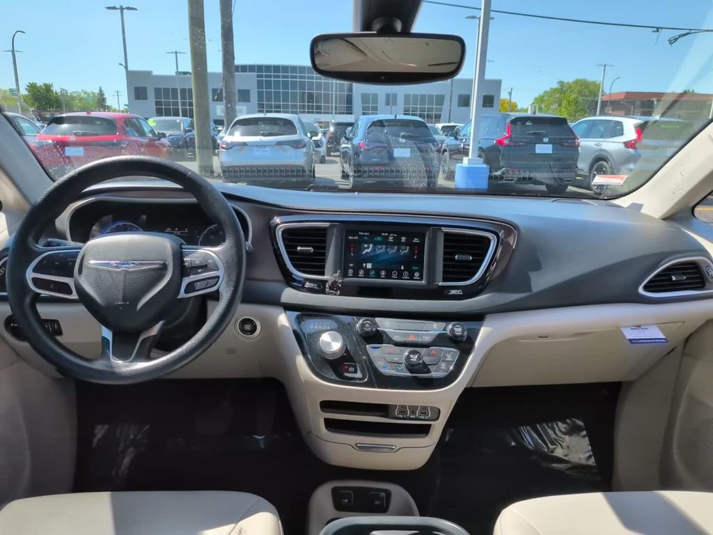 Used 2021 Chrysler Voyager Lxi FWD image 14