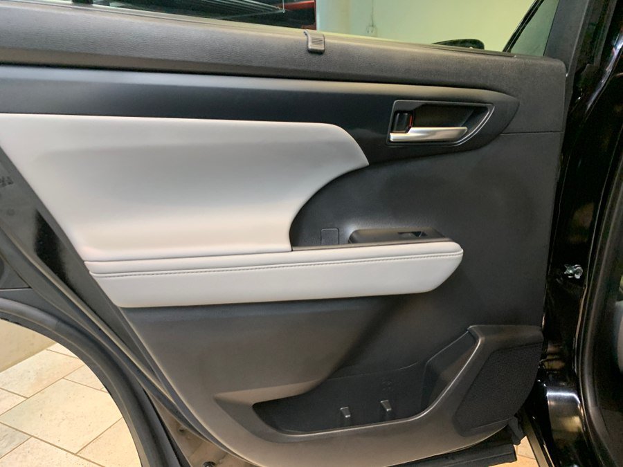 Used 2021 Toyota Highlander XLE AWD/4WD image 42