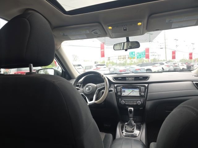 Used 2017 Nissan Rogue SV image 17