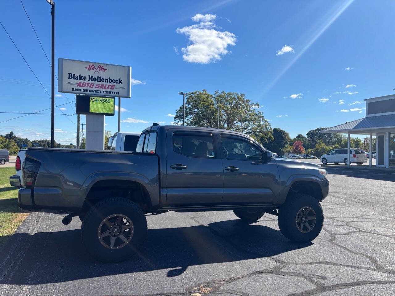 Used 2019 Toyota Tacoma SR image 8