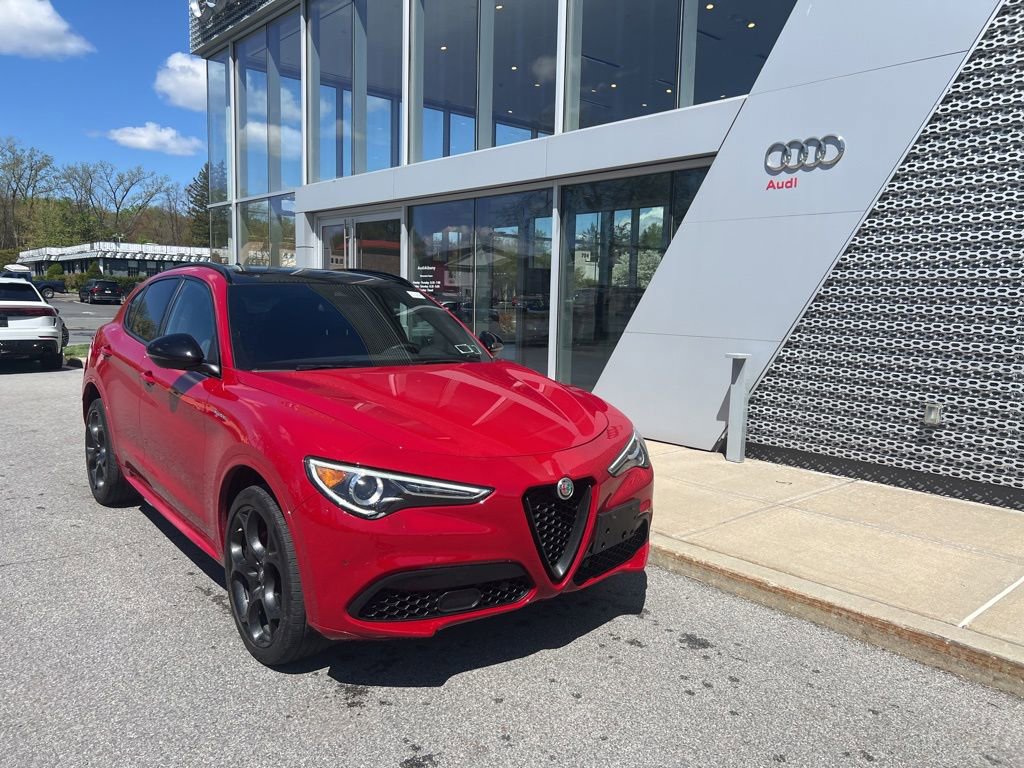Used 2023 Alfa Romeo Stelvio Veloce AWD/4WD image 3