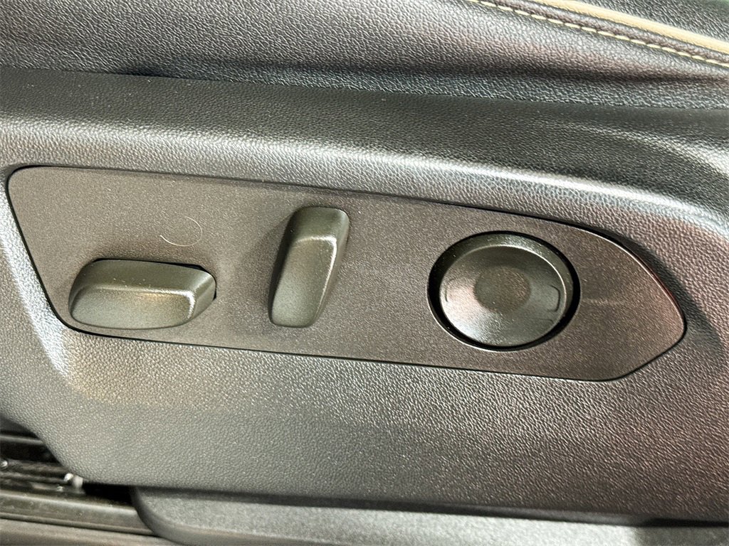 Used 2023 Chevrolet Suburban Premier image 27