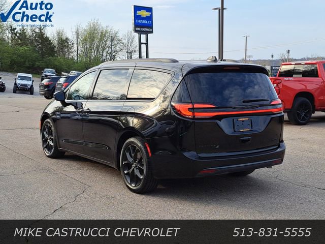 Used 2025 Chrysler Pacifica Limited image 3