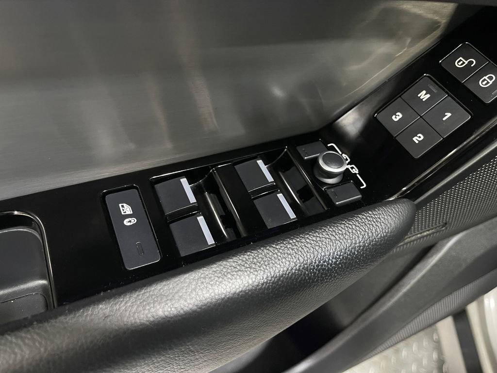 Used 2020 Land Rover Range Rover Velar R-Dynamic S image 17