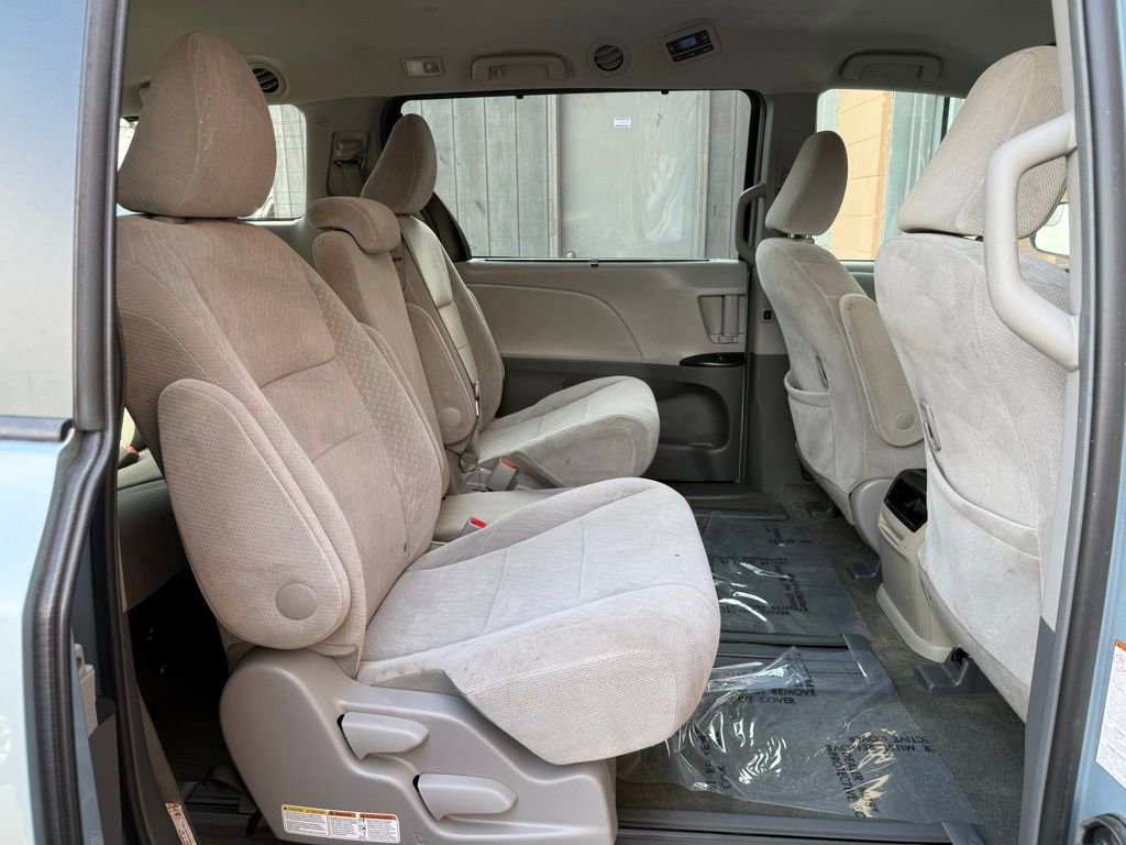 Used 2017 Toyota Sienna LE image 18