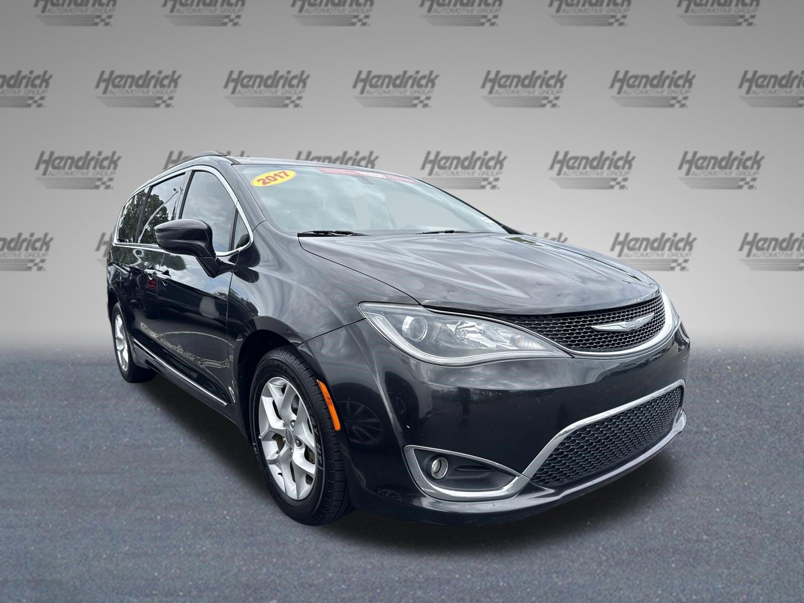 Used 2017 Chrysler Pacifica Touring-L w/ Tire & Wheel Group FWD image 2