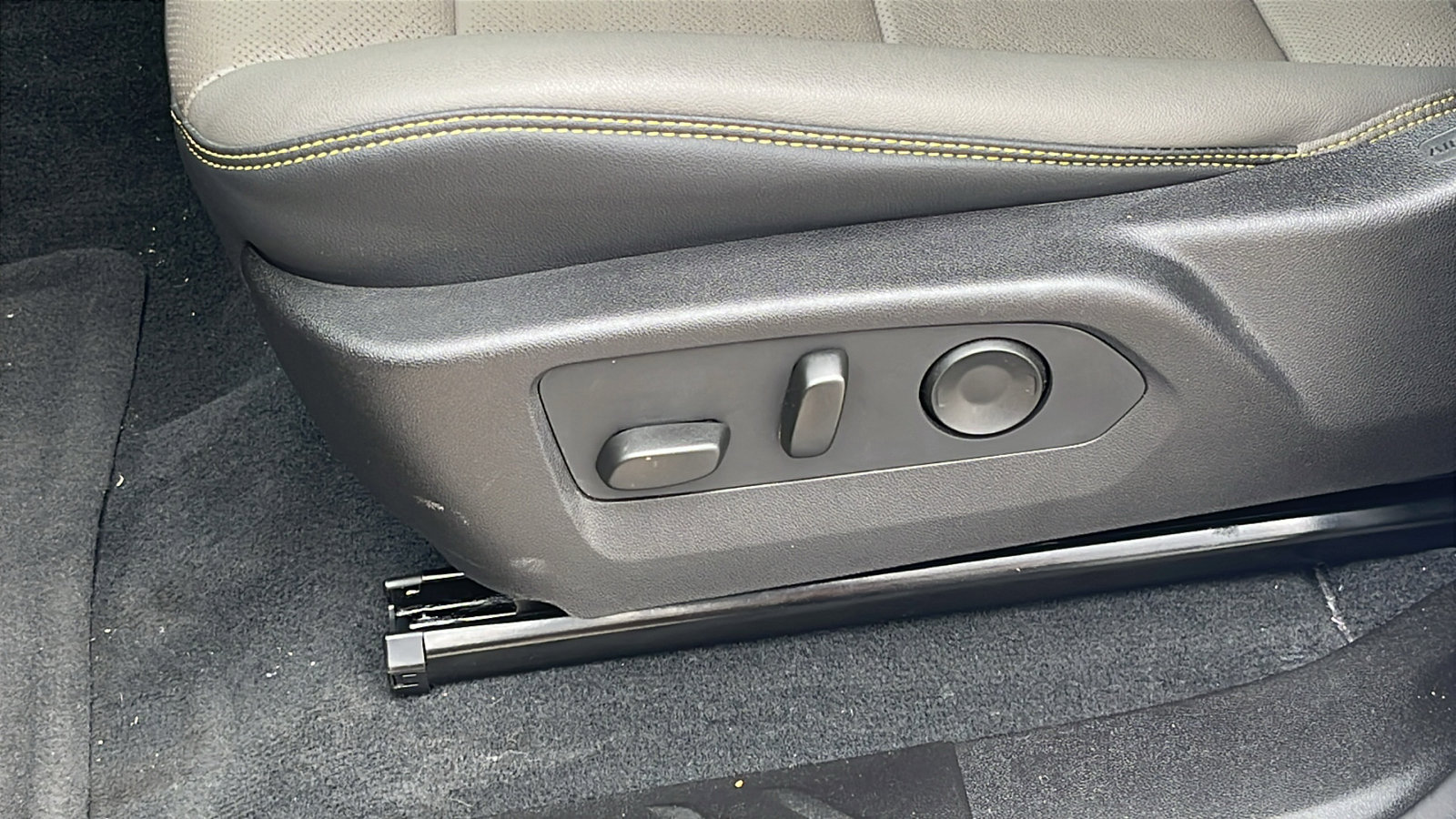 Used 2025 Chevrolet Colorado ZR2 w/ Technology Package AWD/4WD image 11