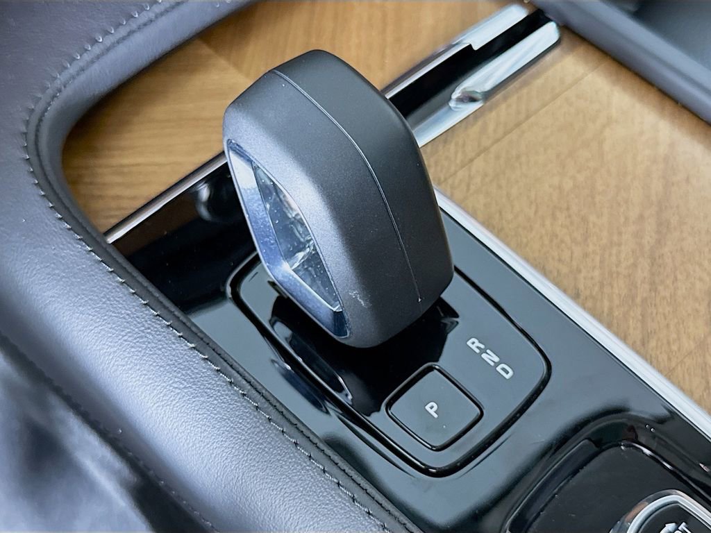 Certified 2025 Volvo XC90 B6 Plus image 17