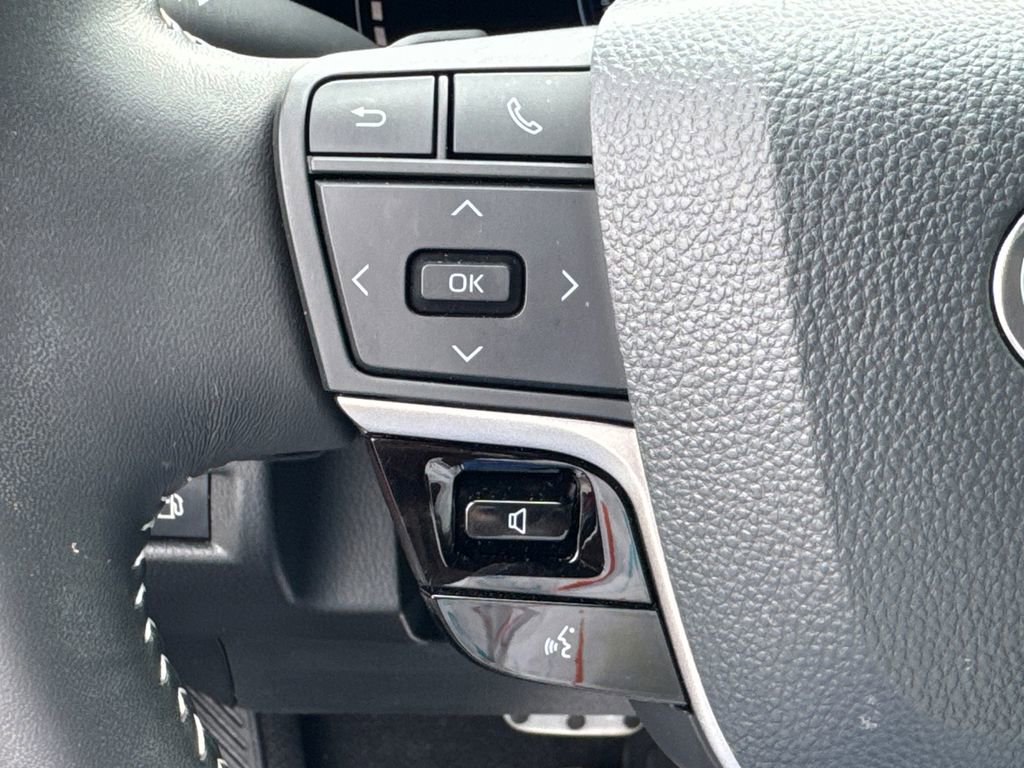 Used 2025 Toyota Camry SE w/ Convenience Package image 24