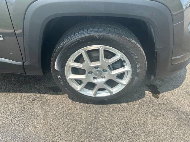 Used 2020 Jeep Renegade Latitude FWD image 42