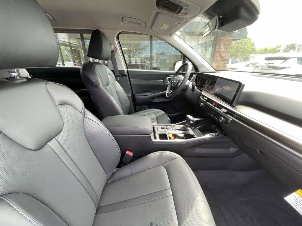 Certified 2025 Kia Sorento EX image 15