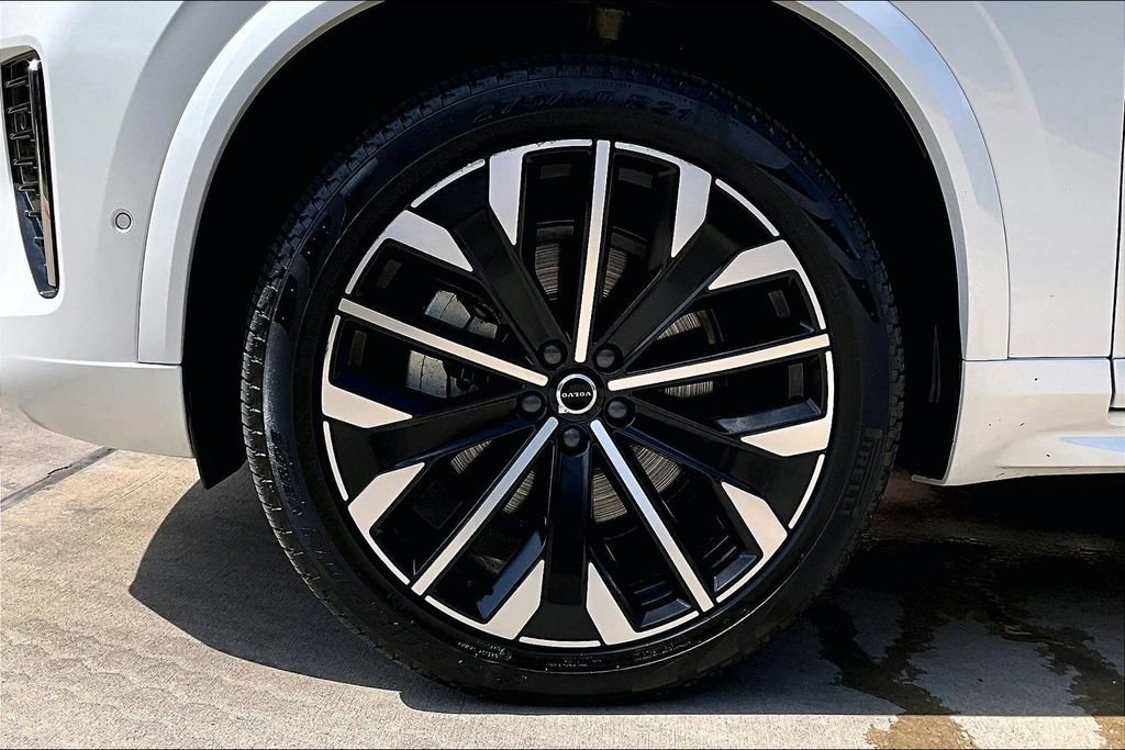 Used 2025 Volvo XC90 B5 Plus image 12