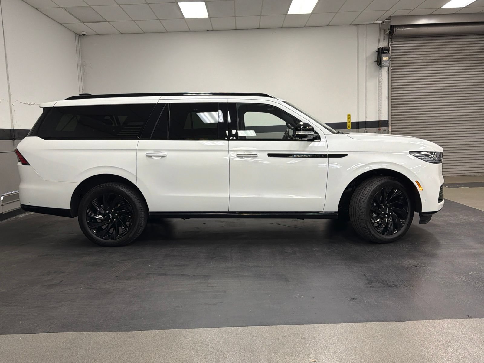 Used 2025 Lincoln Navigator L Reserve w/ Jet Appearance Package AWD/4WD image 3