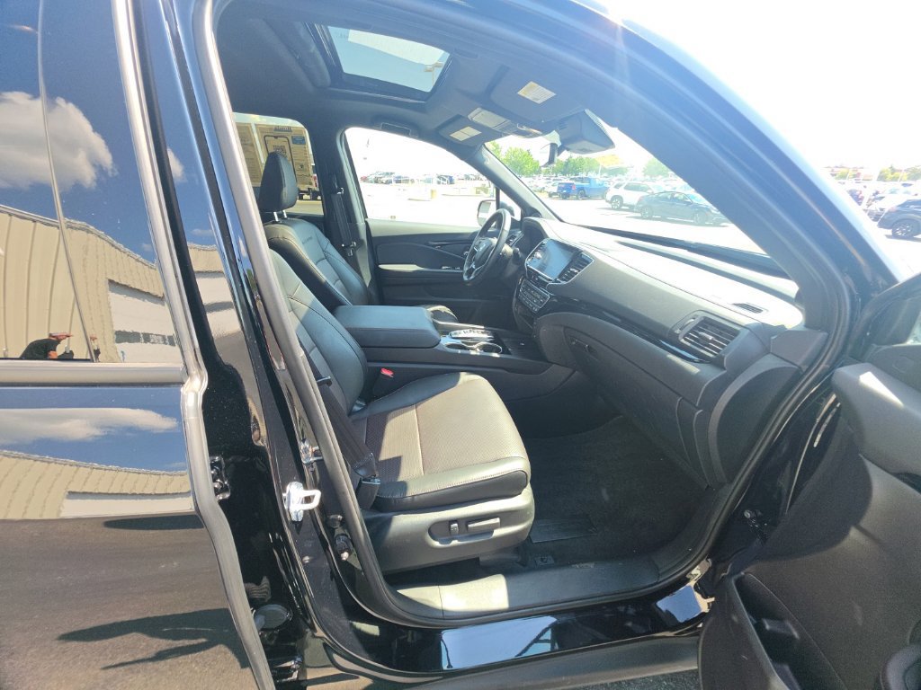 Certified 2025 Honda Ridgeline Black Edition image 32