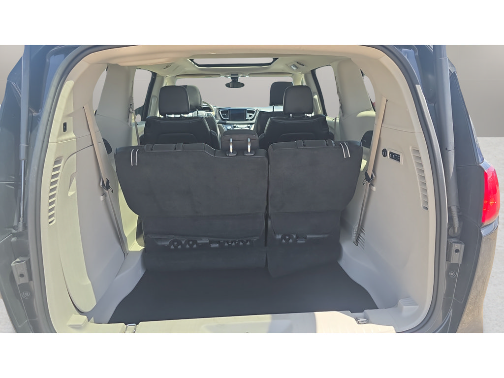 Used 2018 Chrysler Pacifica Limited FWD image 9