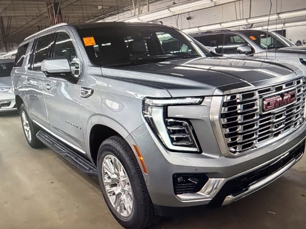 Used 2025 GMC Yukon XL Denali AWD/4WD image 4