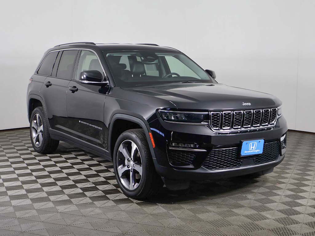 Used 2023 Jeep Grand Cherokee Limited AWD/4WD image 2