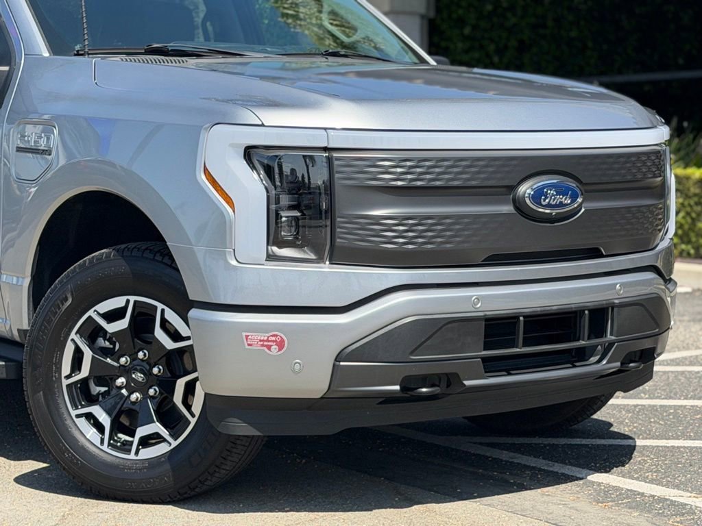 Used 2023 Ford F150 Lightning XLT AWD/4WD image 4