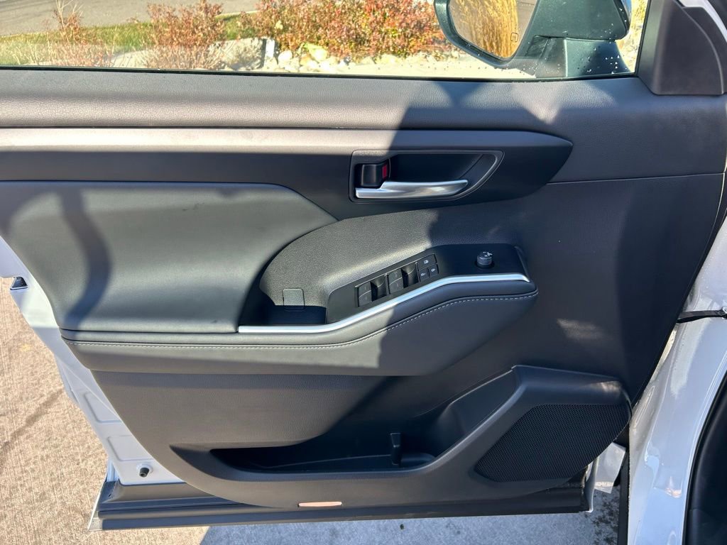 Used 2025 Toyota Highlander XLE image 9