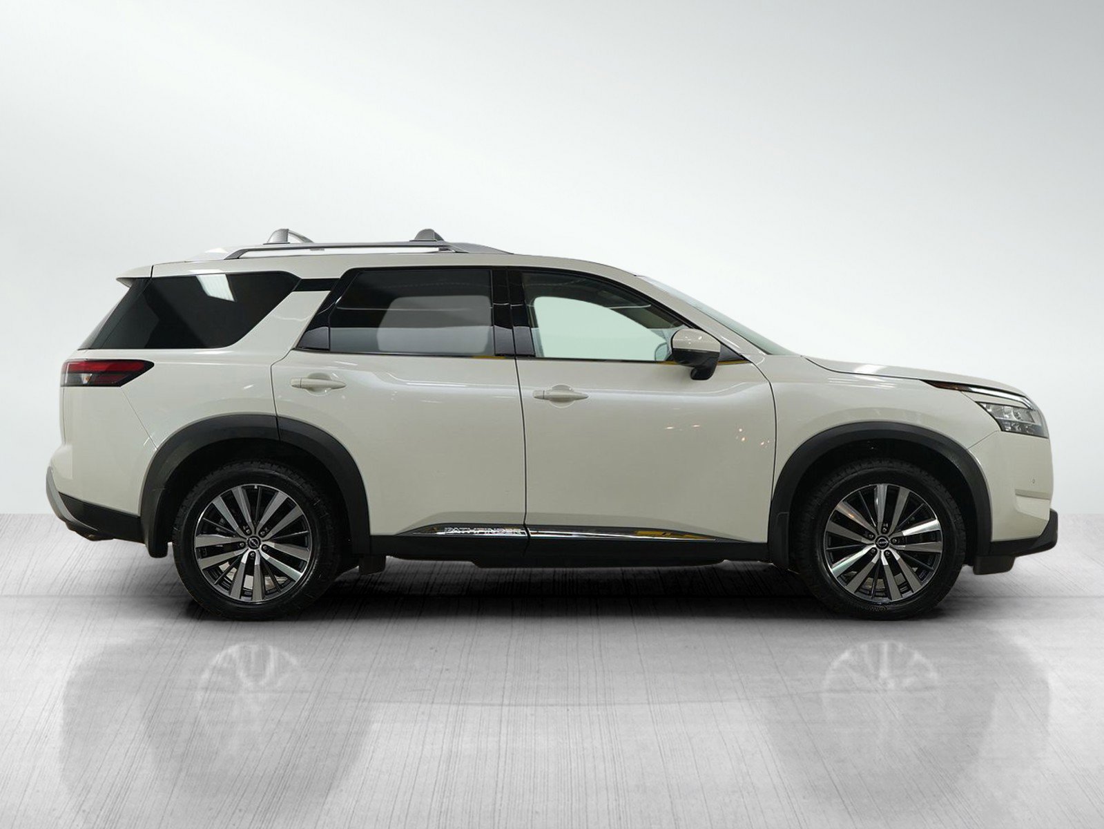 Used 2022 Nissan Pathfinder Platinum w/ Cargo Package image 7
