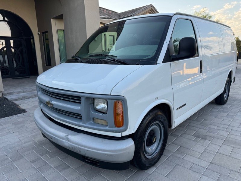 Used 2000 Chevrolet Express 2500 image 3