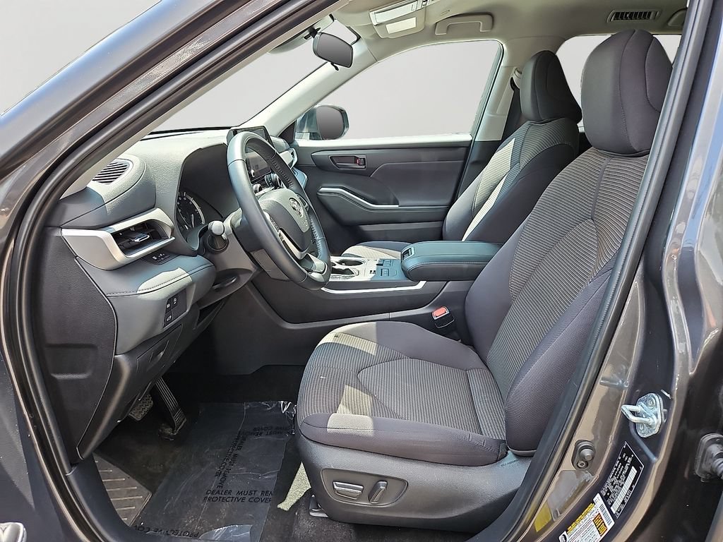 Used 2025 Toyota Highlander LE AWD/4WD image 15