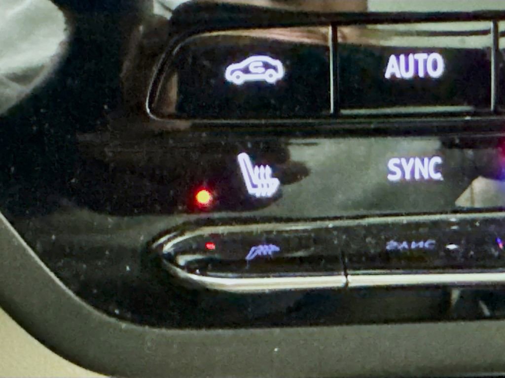 Used 2021 Buick Envision Essence w/ Technology Package I image 21