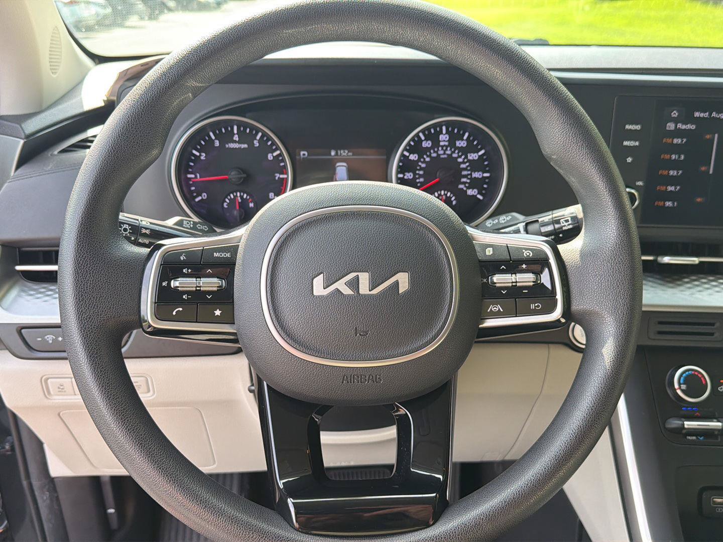Used 2022 Kia Carnival LX FWD image 18