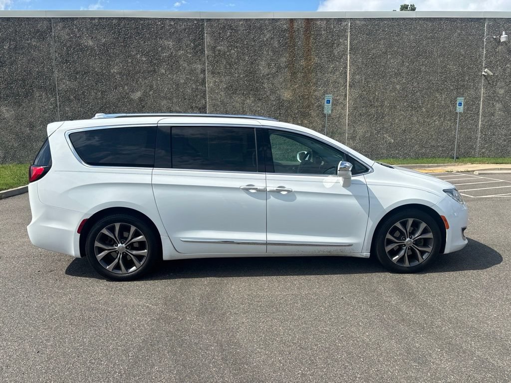 Used 2018 Chrysler Pacifica Limited w/ Tire & Wheel Group FWD image 8