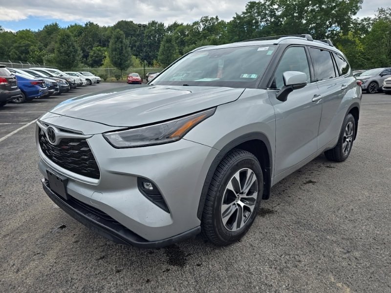 Used 2021 Toyota Highlander XLE AWD/4WD image 3