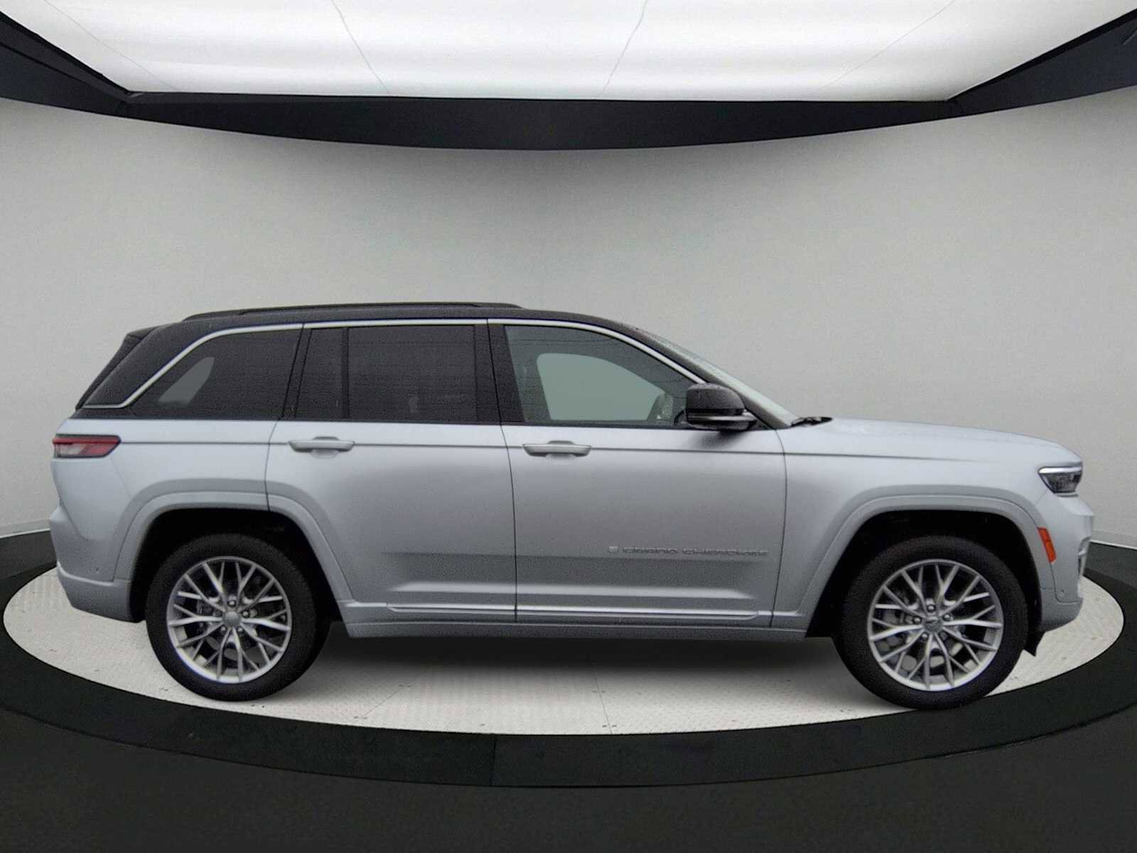 Used 2024 Jeep Grand Cherokee Summit w/ Adv Protech Group IV image 9