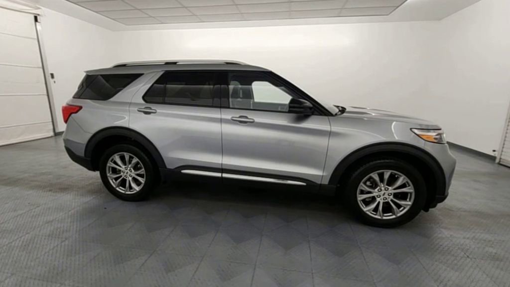 Used 2022 Ford Explorer Limited w/ Equipment Group 301A image 9