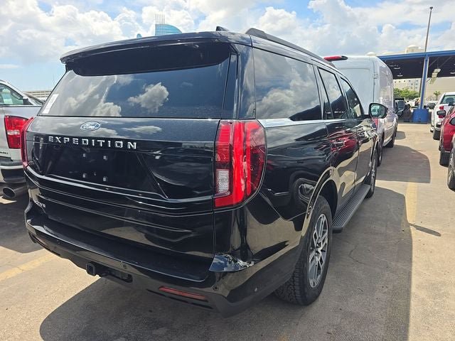 Used 2025 Ford Expedition Active AWD/4WD image 3