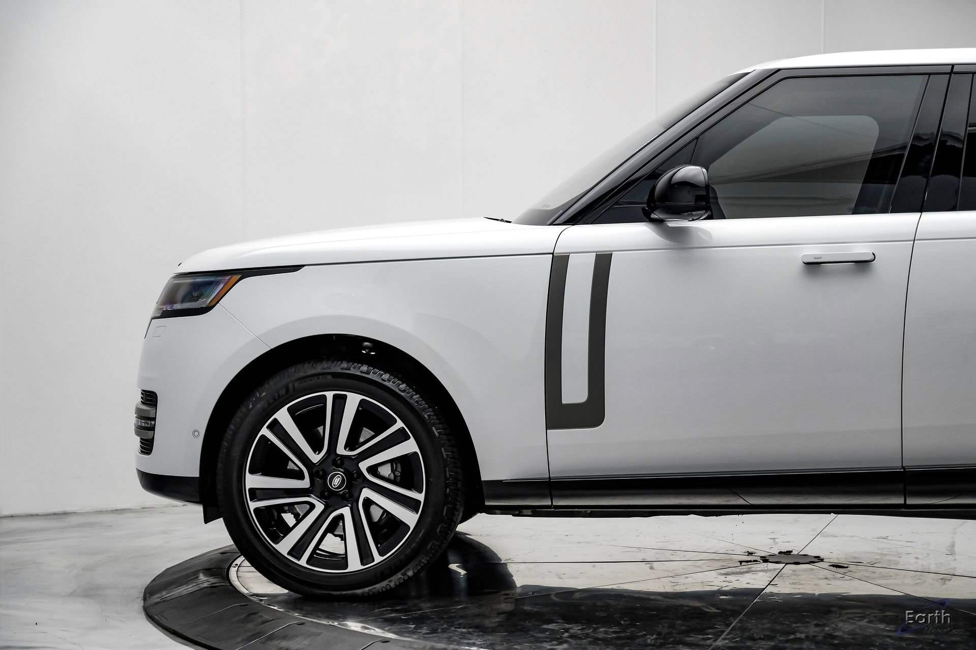 Used 2023 Land Rover Range Rover SE image 8