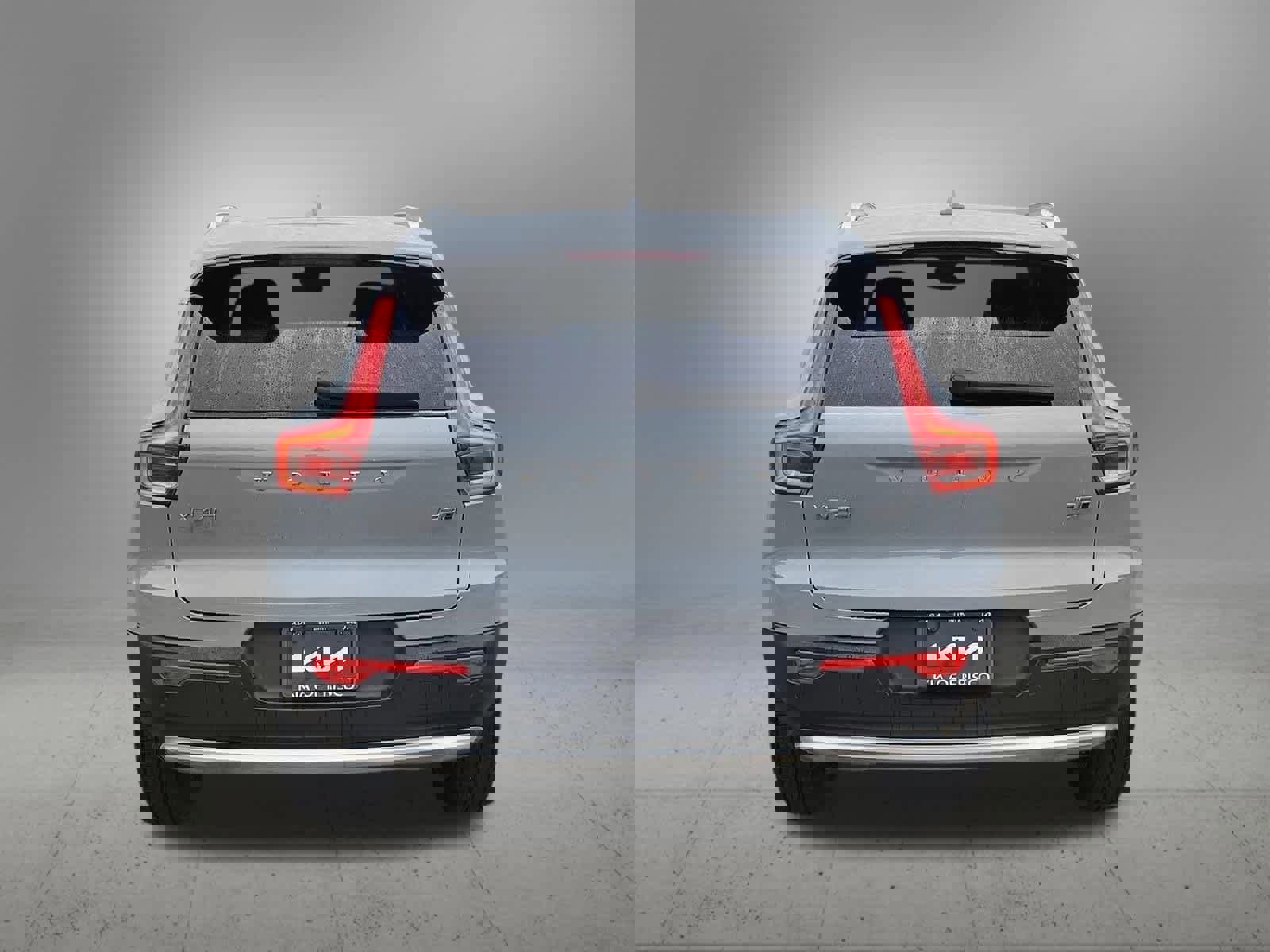 Used 2024 Volvo XC40 B5 Ultimate w/ Protection Package Premier image 5