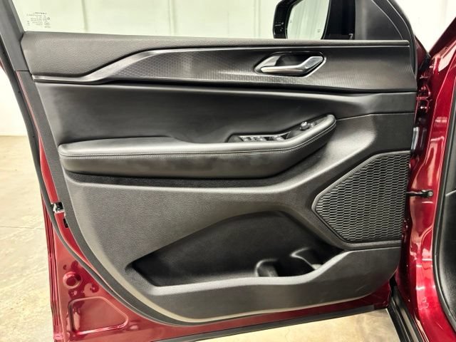 Used 2025 Jeep Grand Cherokee L Altitude RWD image 17