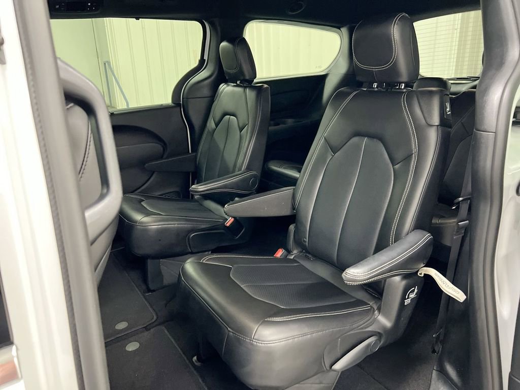 Used 2025 Chrysler Pacifica Select image 22