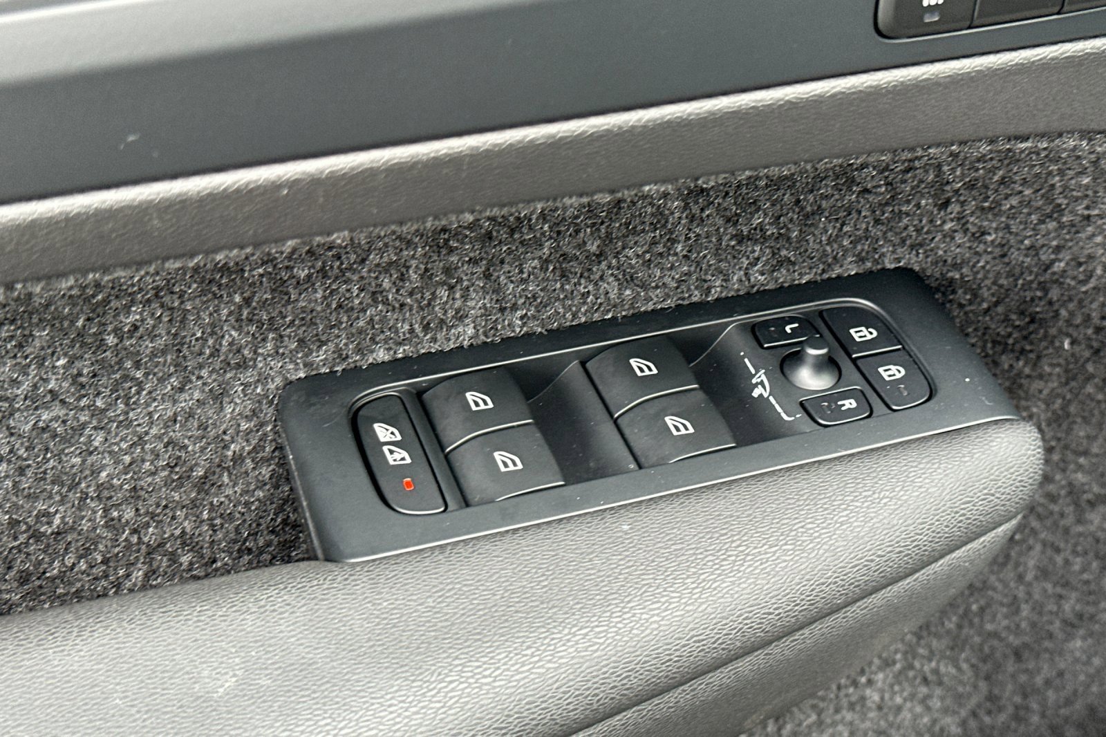 Used 2023 Volvo XC40 Recharge Ultimate image 11