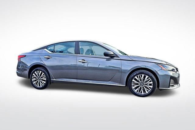 Used 2025 Nissan Altima 2.5 SV image 12