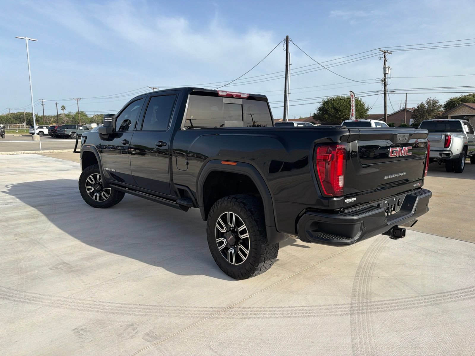 Used 2022 GMC Sierra 2500 AT4 w/ AT4 Preferred Package AWD/4WD image 5